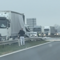 VIDEO Kaos na A3: Rasuo se teret iz kamiona, gužve su!