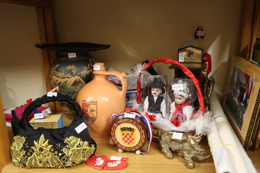 Kolindine zlatne krune: Dobila je i Putinove raskošne rupce...