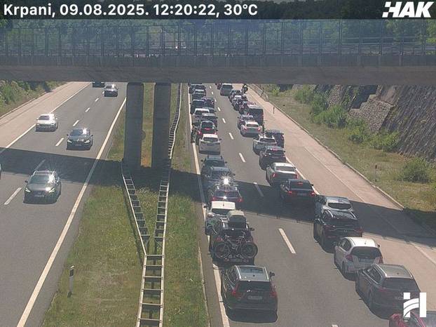 FOTO Kaos na cestama: Zapalio se auto na A1, velike su kolone