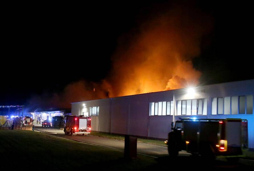 Zagreb: Oko 30 vatrogasaca bori se s požarom koji je buknuo na Žitnjaku