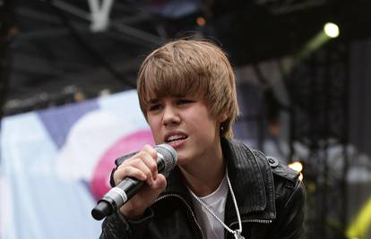 Justina Biebera na koncertu gađali jajima, on samo pjevao