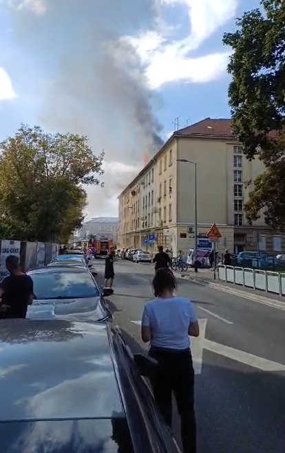 FOTO Drama u Zagrebu: Gorjela zgrada, ozlijeđen je vatrogasac! Crepovi padali po automobilima