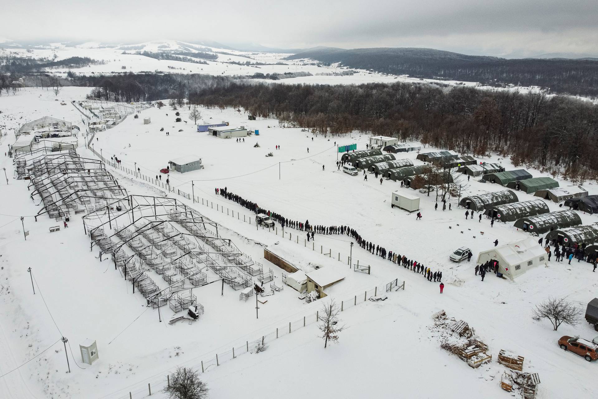 Hundreds of migrants squatting in freezing weather in Bosnia