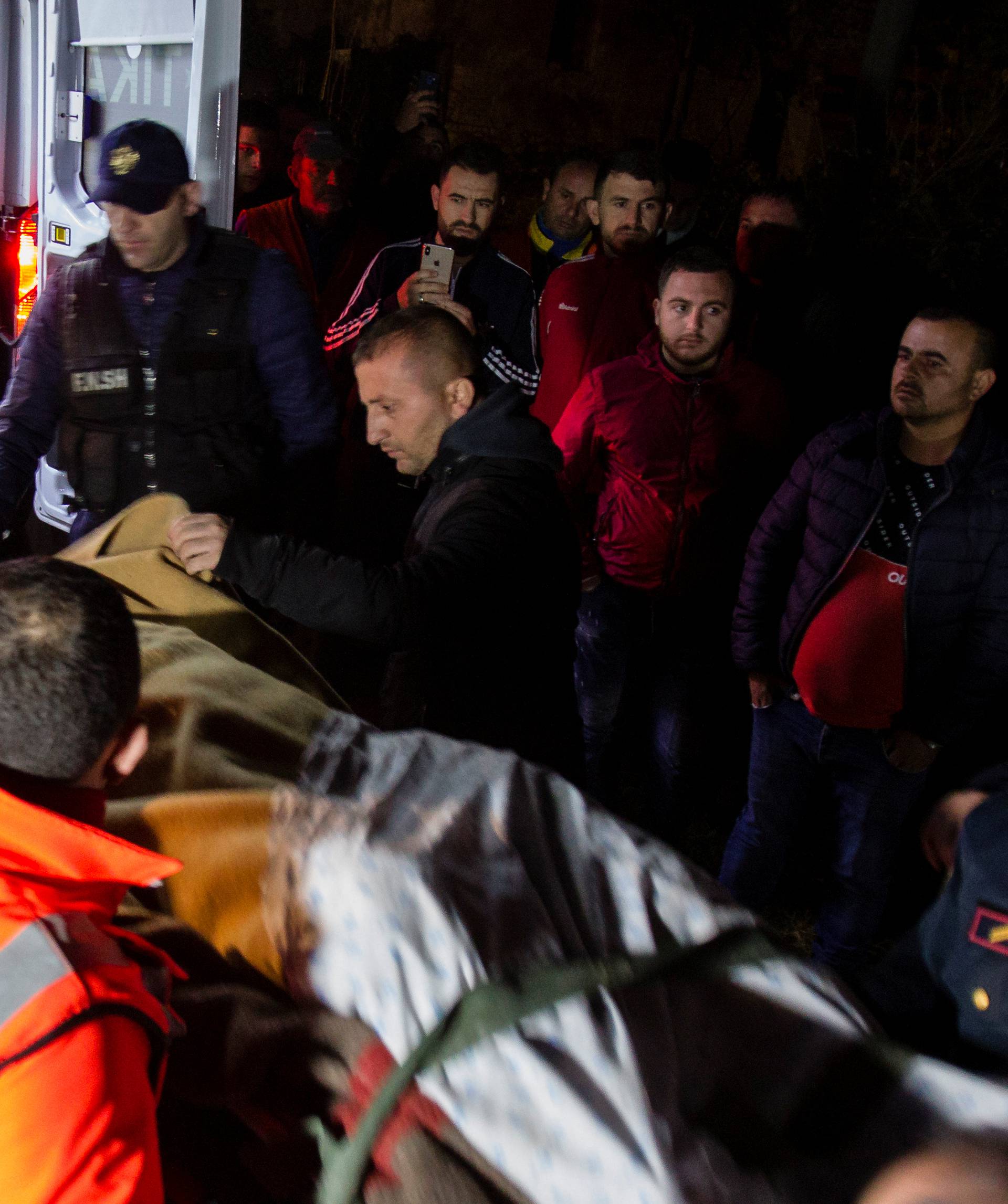 U Albaniji najmanje 21 mrtav, oko 600  ljudi zatražilo pomoć liječnika