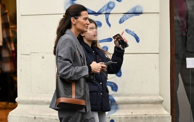 Zagreb: Iva Radić u društvu kćeri prošetala je po gradu 