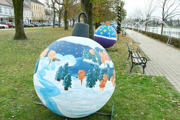 Sisak: Šetnica uz Kupu ukrašena kuglicama koju su izradila djeca