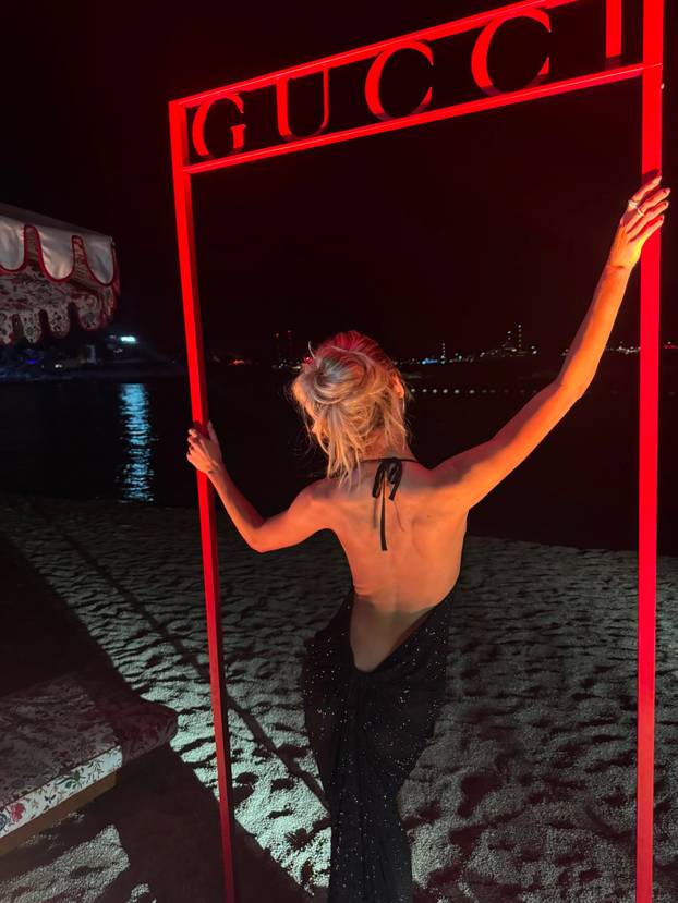 FOTO Nova ljubav na pomolu u Formuli 1? Aktualnog prvaka obgrlila fatalna influencerica