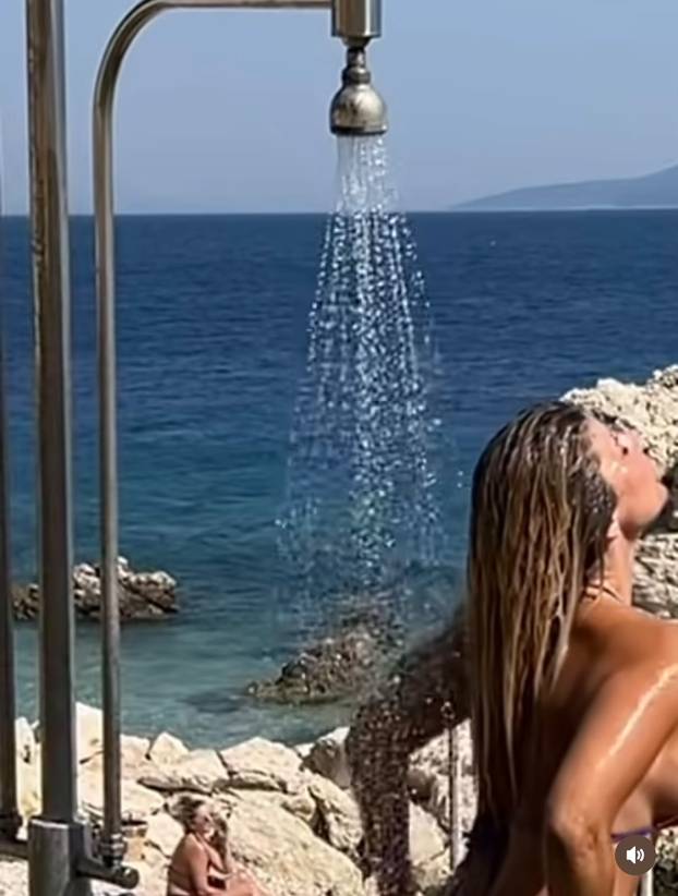 FOTO Mama Renata zatresla bokovima i očarala sve: Ovako je zaplesala u bikiniju na plaži