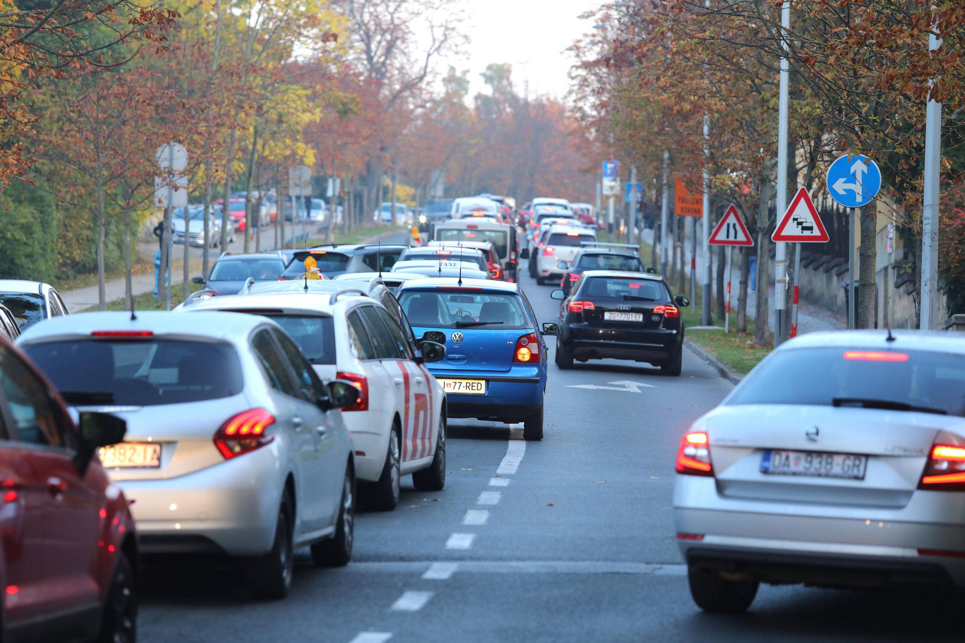 Zagreb: Velike gužve za testiranje na koronavirus ispred klinike Fran Mihaljević