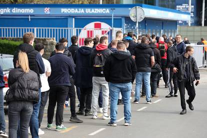 Zagreb: Navijači u dugačkom redu čekaju ulaznice za utakmicu Dinamo - Hajduk