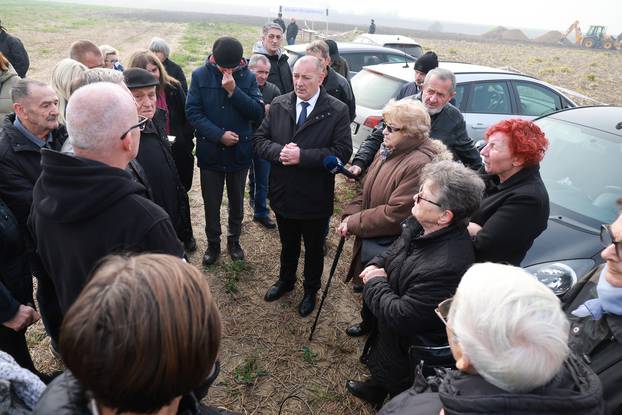 Ministar Medved obišao novoottkrivenu grobnicu s posmrtnim ostatcima stradalih u Domovinskom ratu