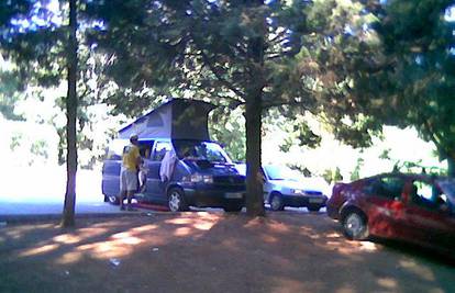 Nepropisno kampirali na parkiralištu robne kuće