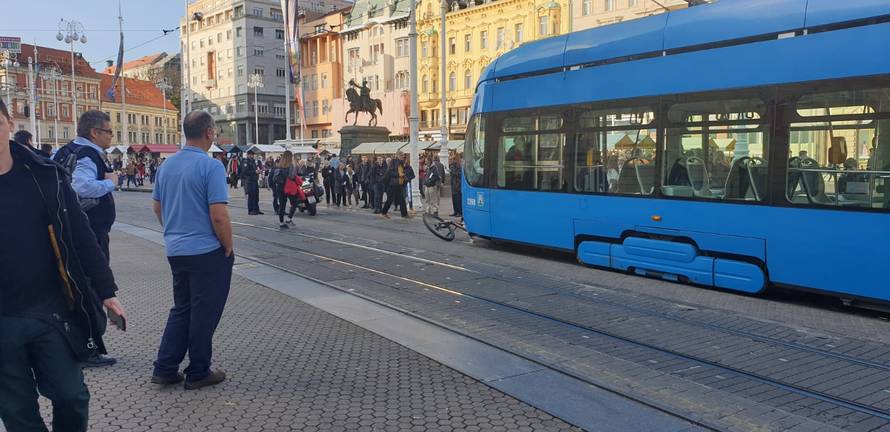 Tramvaj udario dječaka na biciklu na Trgu bana Jelačića