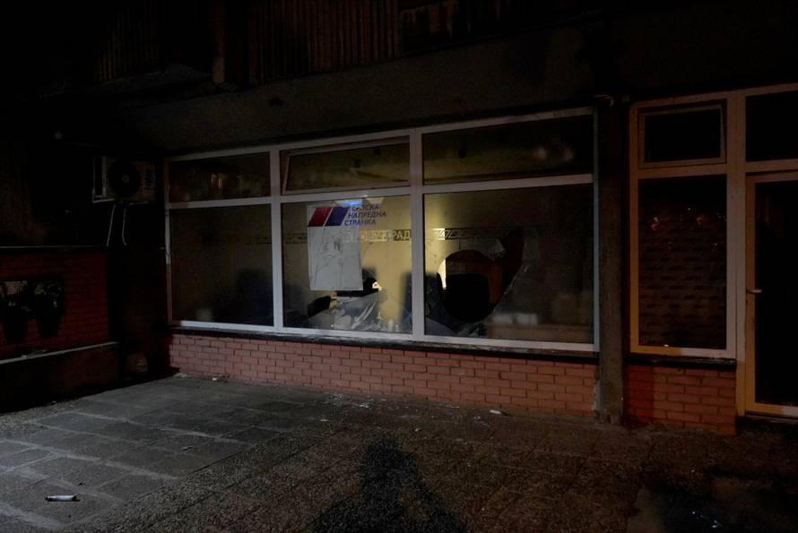 Beograd: Uništen prostor mjesnog odbora Donji grad Zemun Srpske napredne stranke