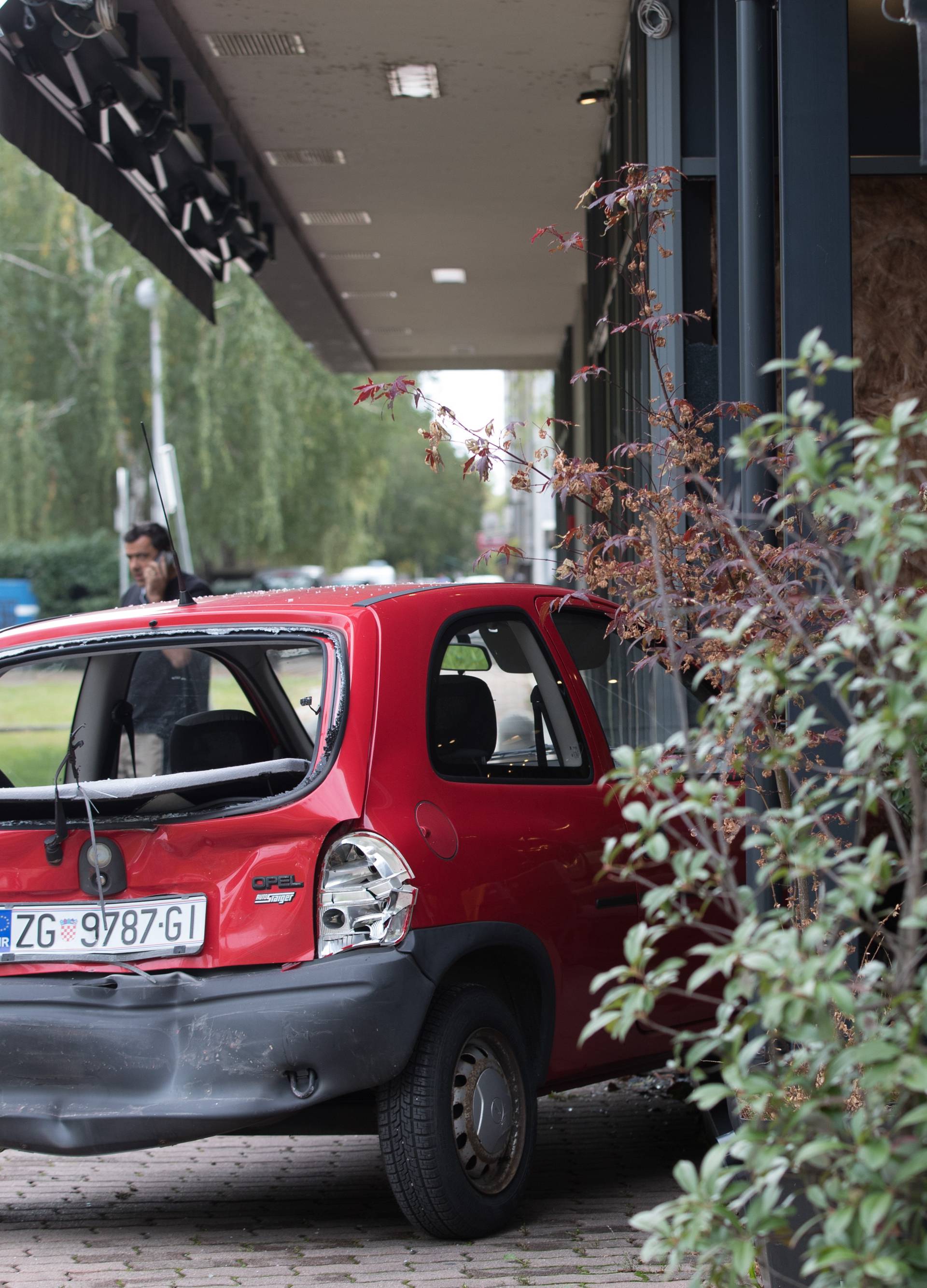 Zagreb: VozaÄica se automobilom zabila u kafiÄ kod Bundeka