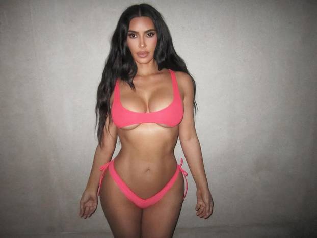 FOTO Kim se u minijaturnom bikiniju fotkala sa svih strana i otkrila mali struk, a bujnu guzu