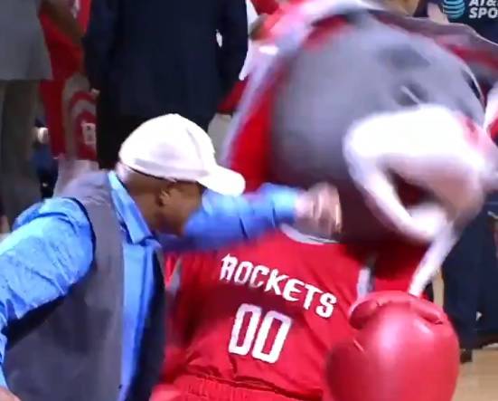 Medo, lezi! Foreman 'uspavao' maskotu Houston Rocketsa!