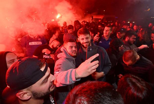 Zagreb: Navijači na Maksimiru priredili spektakularan doček igračima Dinama nakon pobjede u Rijeci