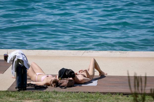 Zadar: Visoke temperature u Zadru, građani potražili osvježenje na plaži