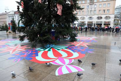 Zagreb: Bor na Trgu dobio ukrase u stilu steet arta