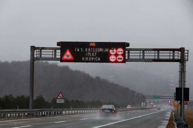 Delnice: Snijeg i jak vjetar otežavaju promet