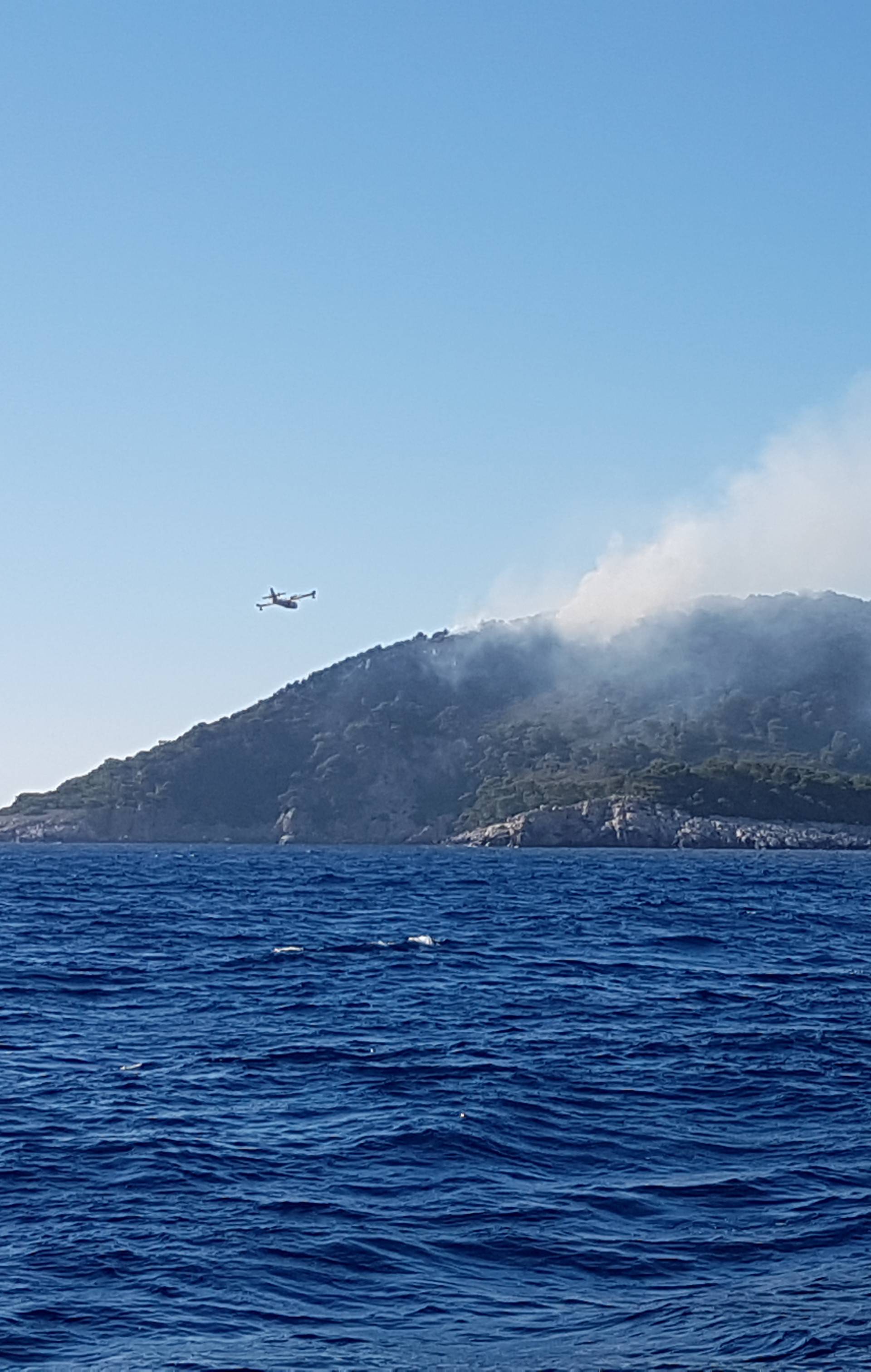 Požar na otoku Mrčara kraj Lastova: Gase ga kanaderima