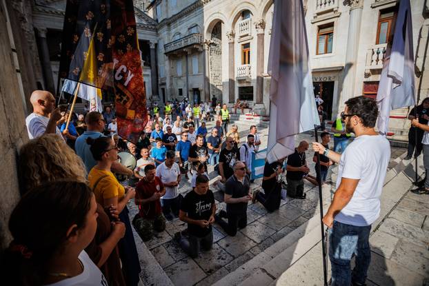Split: Održana je molitva krunice na splitskom Peristilu