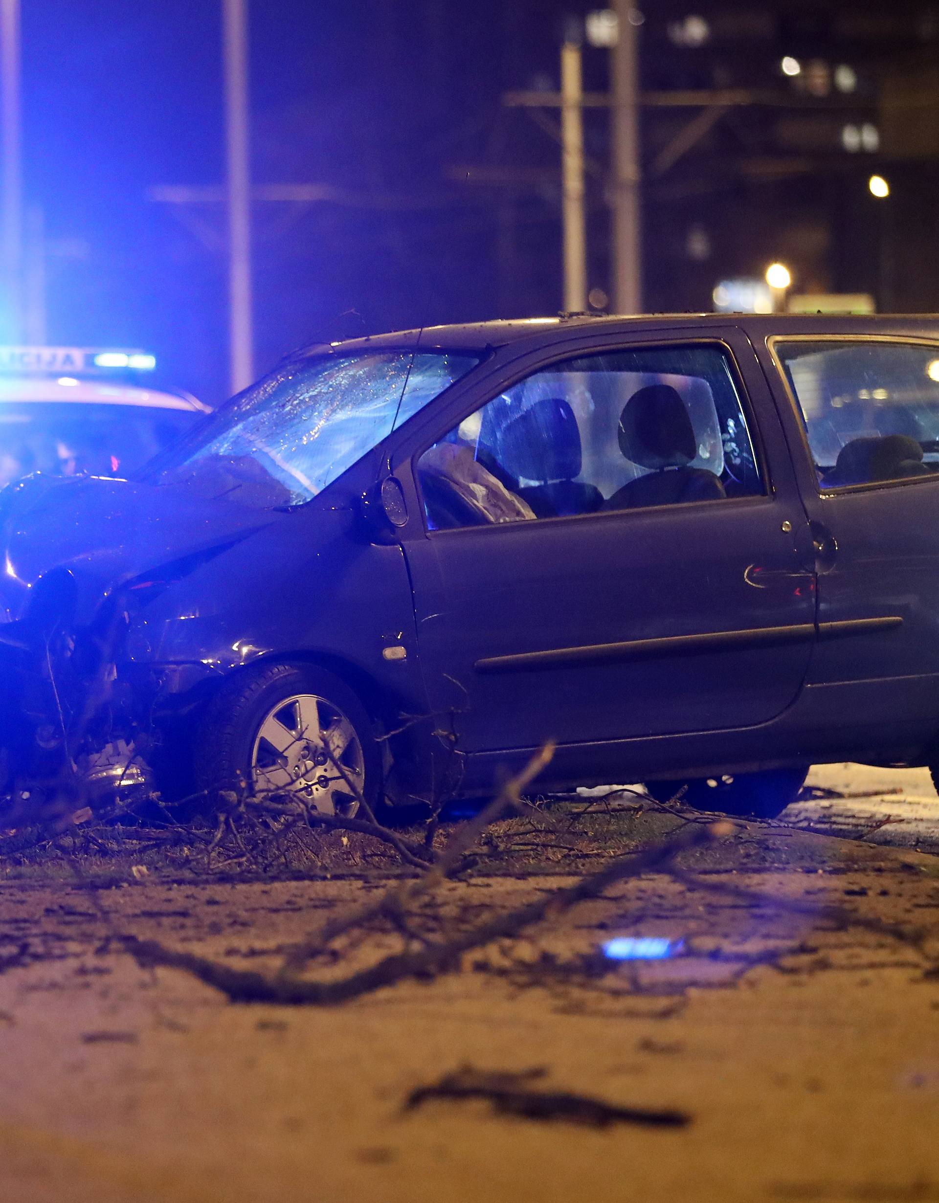 Vozač se autom zabio u drvo u Novom Zagrebu, ozlijeđen je