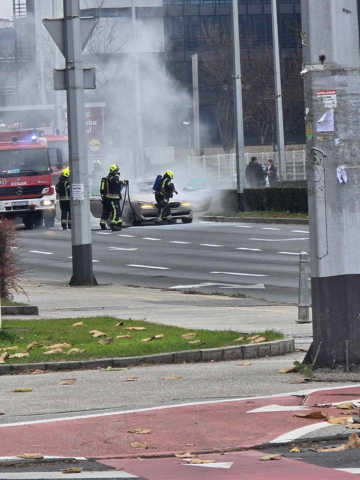 DRAMA U ZAGREBU Luksuzni BMW gorio usred Heinzelove!