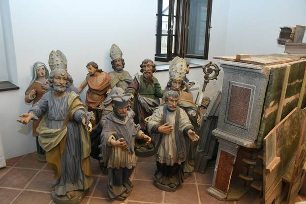 Sisak: Sisački biskup Vlado Kosić blagoslovio je župnu kuću, danas čuvaonicu župe sv. Marije Magdalene u Selima