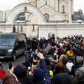 Red do groba Navaljnog dug je nekoliko stotina metara