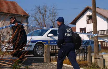 Policajci su istraživali zločin, mladići su ih gađali kamenjem