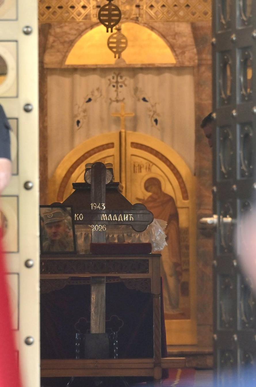Beograd: Kovčeg s tijelom ratnog zločinca Ratka Mladića izloženo je u Crkvi Svetog apostola Luke