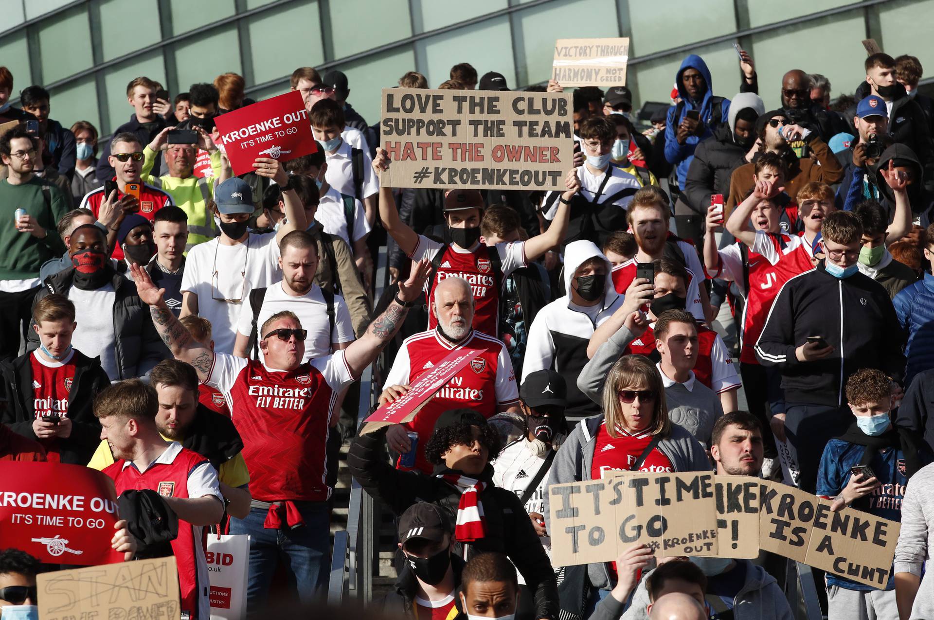 Arsenal fans protest against owner after failed launch of a European Super League