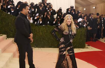 Madonna pokazala golu guzu i grudi pa se žalila da joj je zima