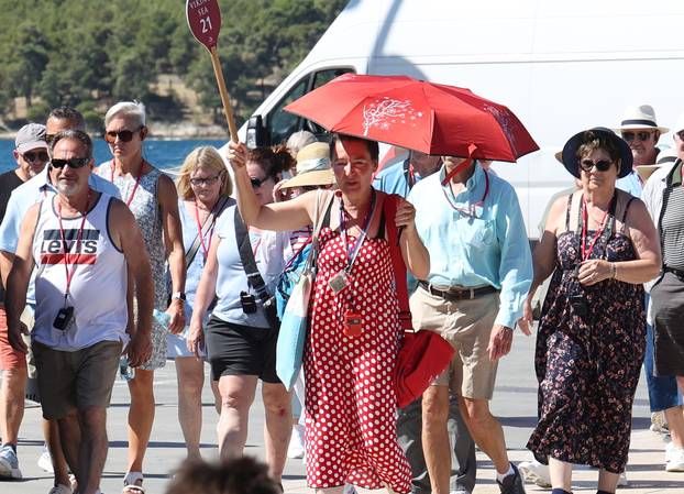 Turisti sa kruzera Viking sea razgledavaju Šibenik