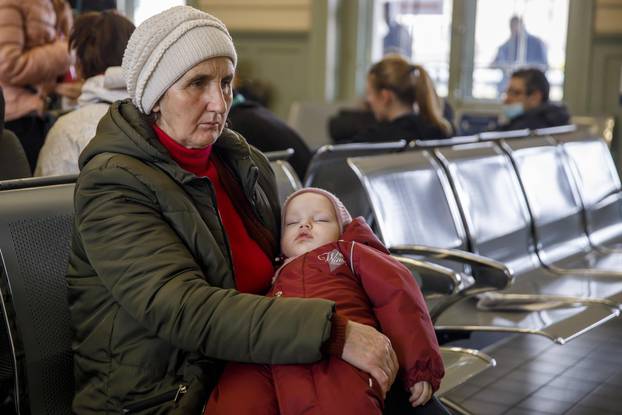 Poljska: Brojne ukrajinske obitelji provode svoje vrijeme čekajući na željezničkom kolodvoru