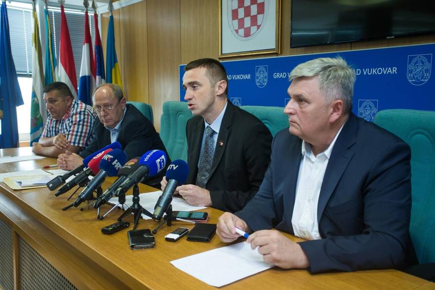 Vukovarski gradonaÄelnik Ivan Penava na konferenciji za novinare govorio je o odluci Ustavnog suda