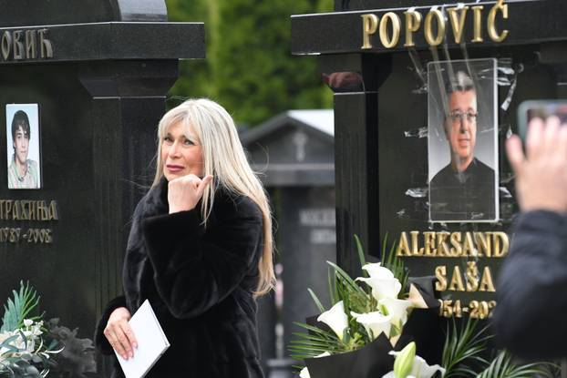 Beograd: Sjećanje povodom 40 dana od smrti glazbenika Saše Popovića na Bežanijskom groblju