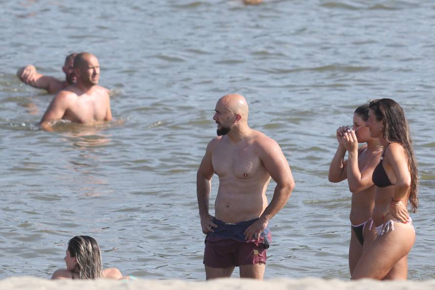 Osijek: Velika temperature je natjerala građane da potraže rashlađenje na Dravi