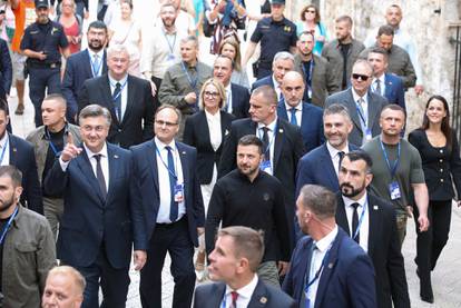 FOTO Zelenski s Plenkovićem u šetnji po Stradunu. Gužva kao usred ljeta i jako osiguranje