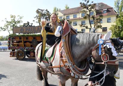 Umjesto Oktoberfesta: Od klupa napravili srce u kojem piju pivo