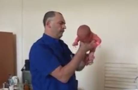 Mnogima se smučilo: Evo kako ovaj liječnik pregledava bebu...
