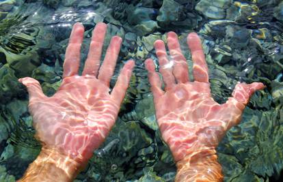 Znate li pravi razlog zašto se prsti smežuraju ako su u vodi?