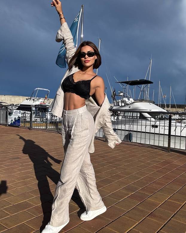 FOTO Zaljubljena je u sebe: 'Dečko mi ne treba, dovoljno mi je pogledati se u ogledalo'