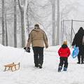 FOTO Počelo je grudanje i sanjkanje: 'Znalo je tu napadati snijega da ne možemo izaći'