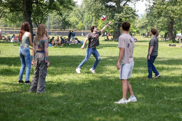Zagreb: Građani na Jarunu uživali u roštiljanju  i druženju 
