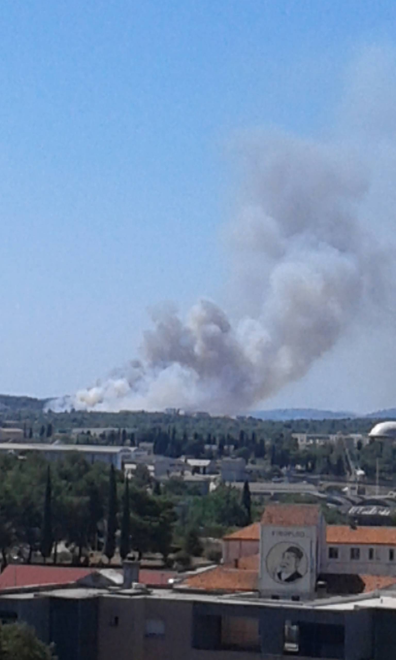 Kod Šibenika spasili kuće, gori kod Šestanovca, na Marjanu...