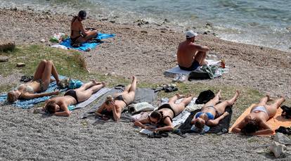 FOTO Ne pada ispod 35°C! Kraj je kolovoza, plaže i dalje pune