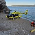 FOTO Helikopter sletio u uvalu Brseču, hitno prevezli turista koji je skakao s visoke stijene